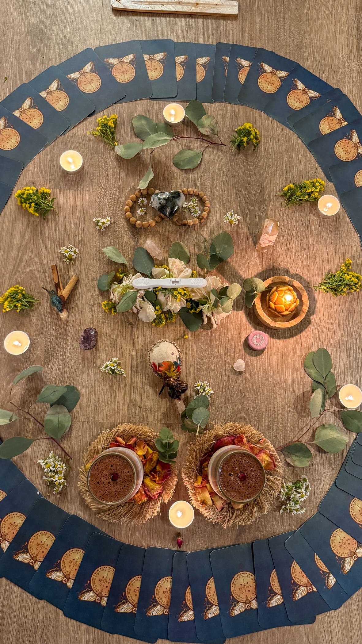 Kartenkreis mit zwei Tassen Kakao, Blumen und Kerzen